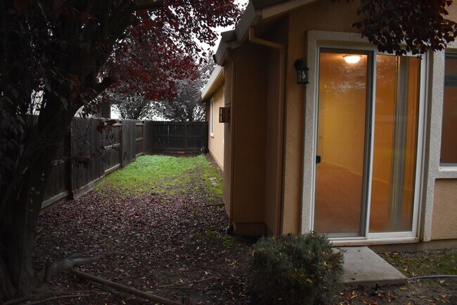 Building Photo - 570 Barclay Way