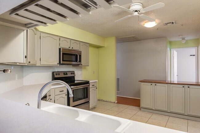 Building Photo - 2318 Colonial Ridge Dr