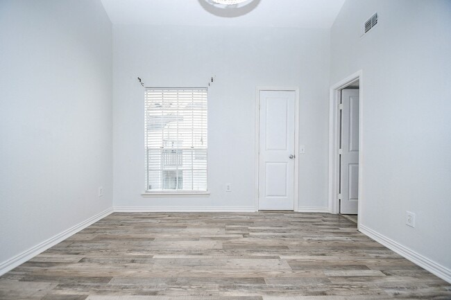 Building Photo - 9809 Richmond Ave.