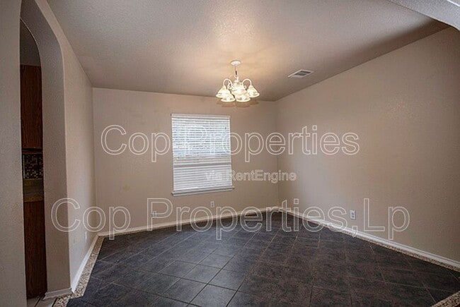 Building Photo - 518 Reba