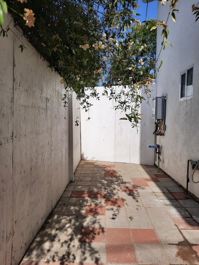 Building Photo - 5837 Riverton Ave