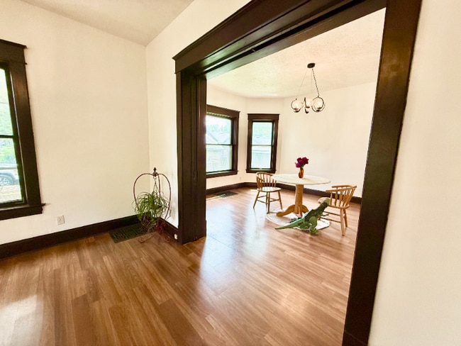 Primary Photo - 1004 N Lee St