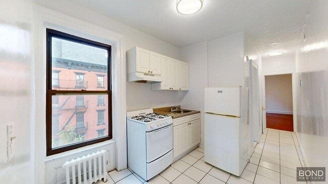 Building Photo - 171 E 88th St