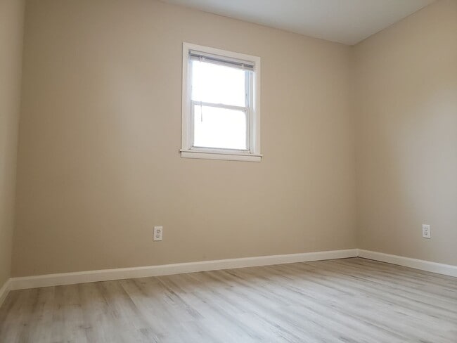 Building Photo - SPACIOUS 3 BEDROOM 2 BATH AVAILABLE NOW!!