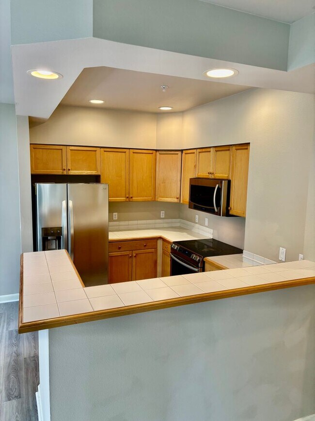Building Photo - 2 Bed / 2 Bath Bellevue Condo $2,495/mo