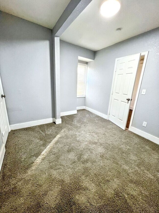 Building Photo - Spacious & Charming 5-Bedroom Home with Mo...