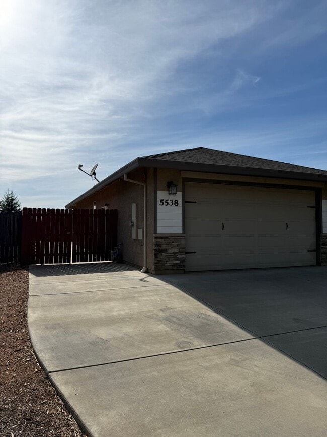 Building Photo - 3-bedroom, 2-bathroom home located in the ...