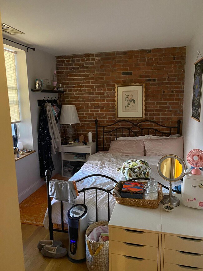 Second Bedroom - 87 Gainsborough St