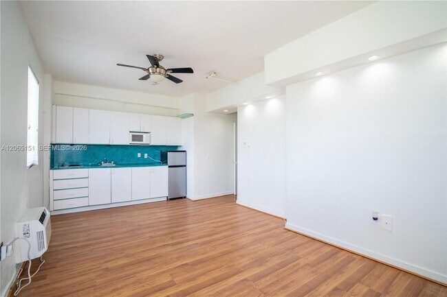 Building Photo - 255 W 24th St