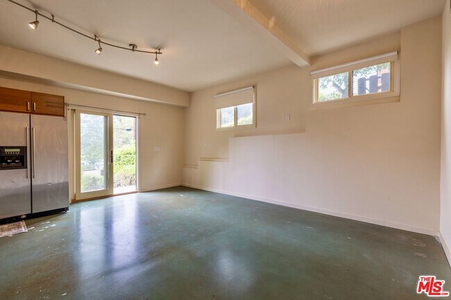 Building Photo - 1023 Oak Grove Dr