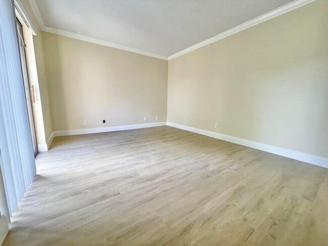 Building Photo - 221 Lake Arbor Dr