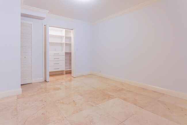 Building Photo - 251 Crandon Blvd