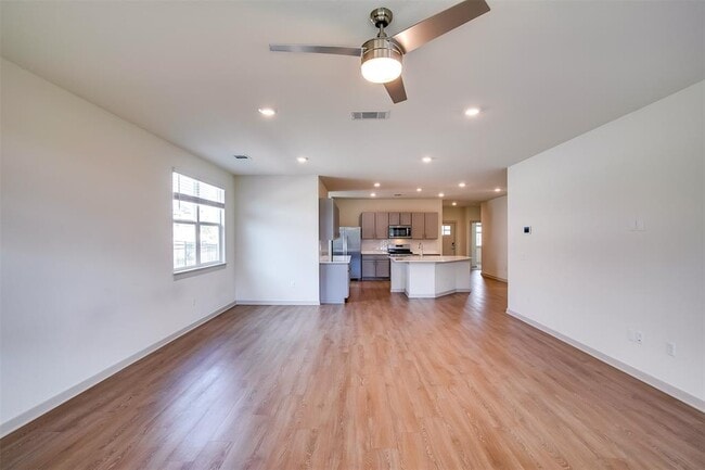 Building Photo - 400 Florenz Ln