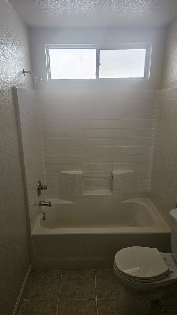 Building Photo - 4 Bedroom 2 bath Large home available Now!