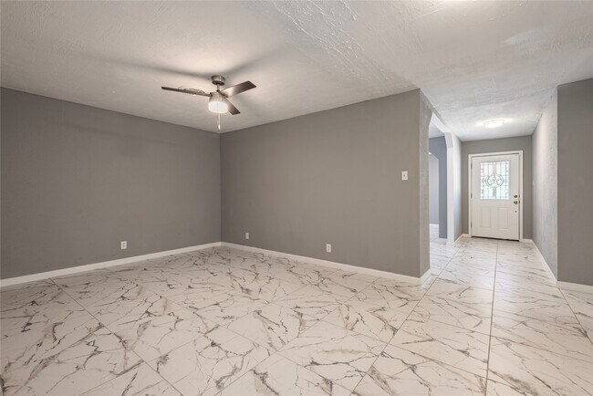 Building Photo - 2511 Meadow Ln
