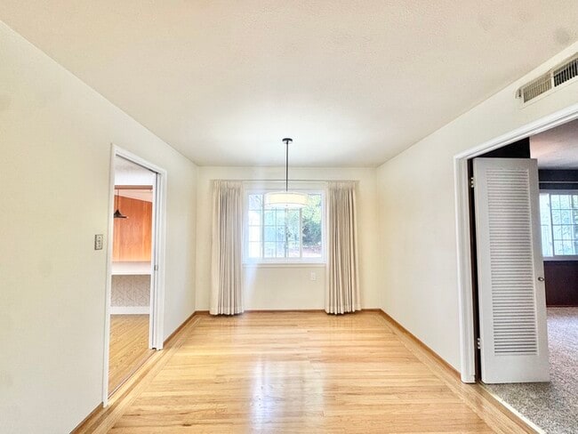 Building Photo - Stunning 3-bedroom, 2-bathroom home with a bonus room/office!