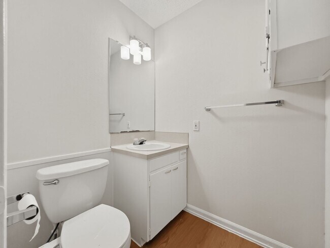 Building Photo - 3402 S Oak Dr