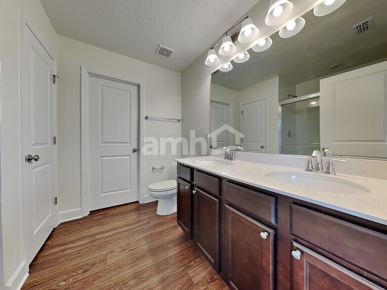 Building Photo - 1045 Island Pond Dr