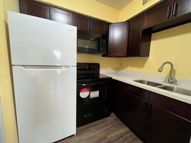 Building Photo - Freshly remodeled 2-bedroom, 1-bath unit!