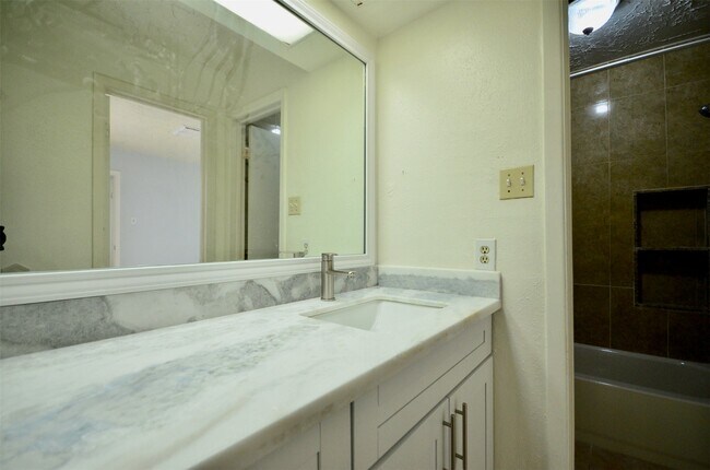 Building Photo - 6407 S Briar Bayou Dr