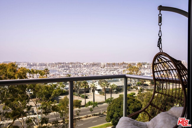 Building Photo - 13700 Marina Pointe Dr