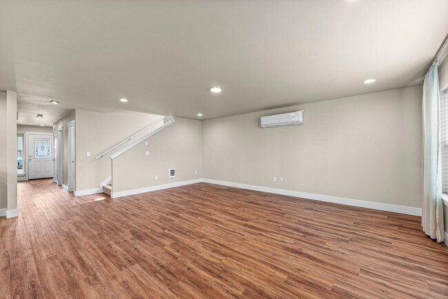 Building Photo - Modern 4-Bed Tacoma Home | Energy Efficien...