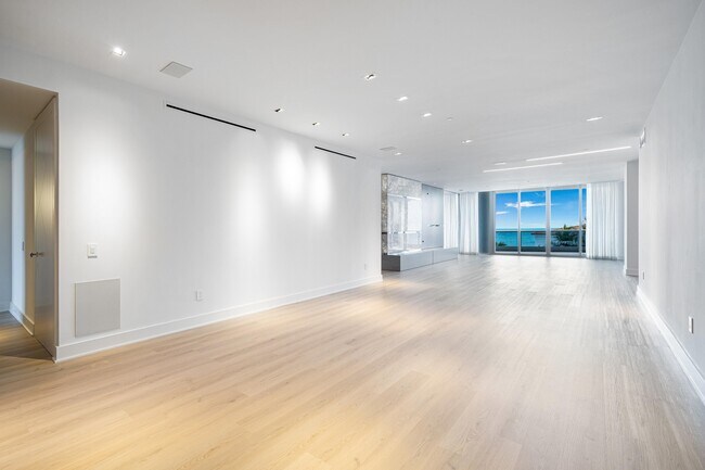 Building Photo - 5959 Collins Ave