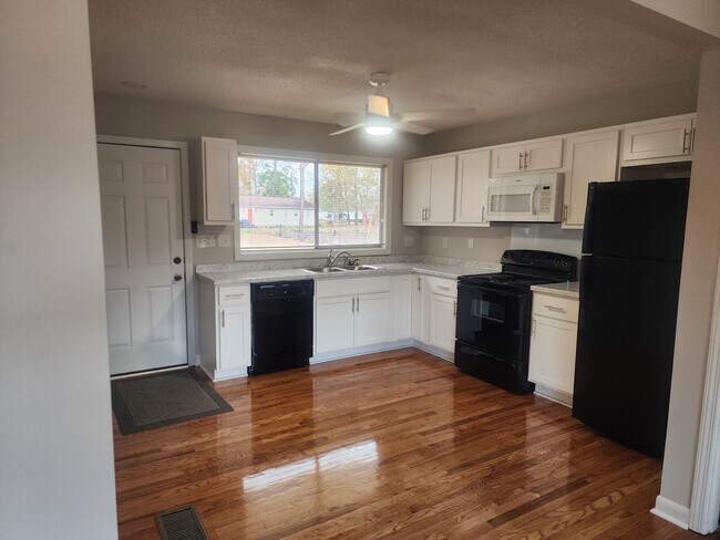 Building Photo - 3231 Dorian Rd