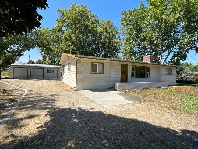 Building Photo - Cozy Mid-Century Modern on a Half Acre!