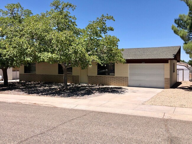 Building Photo - Cute 3 Bedroom Home near Hualapai Mt. School.