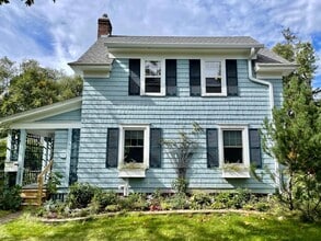 Building Photo - AVAILABLE JUNE - Beautiful 2 Bed 1 Bath Woodland Home