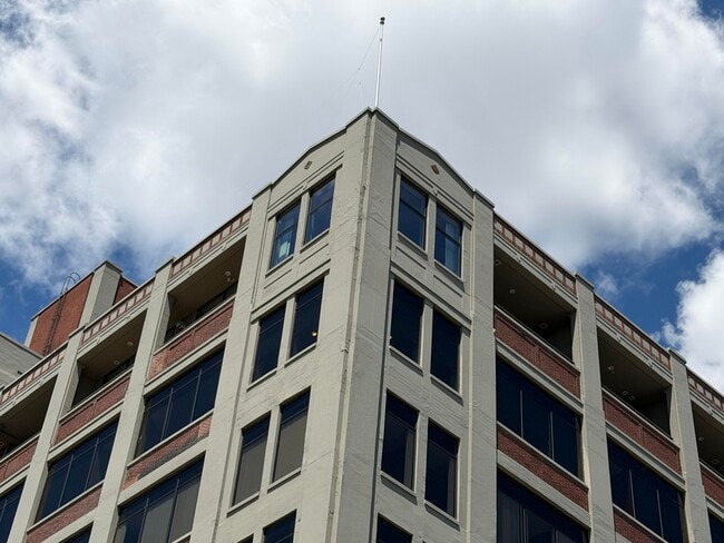 Building Photo - 320 E Buffalo St