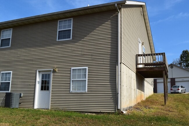 Building Photo - Spacious 3 bedroom, 2 bathroom duplex!