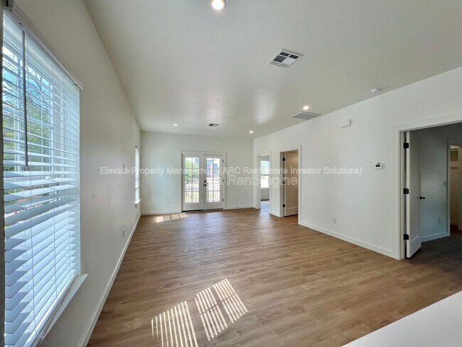 Building Photo - 216 E Hurd St