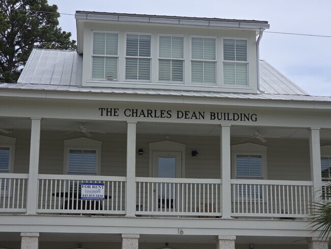 Building Photo - Church Street Three-Bedroom Apartment!