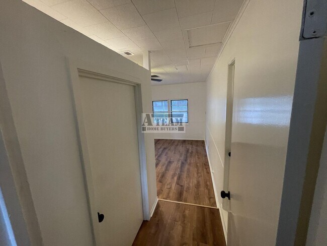 Building Photo - Newly updated 3 Bedroom 2 Bath located in ...