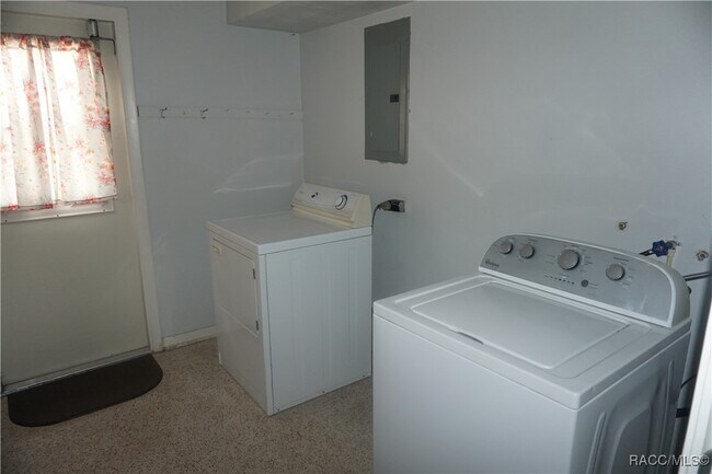 Building Photo - 9306 N Santos Dr