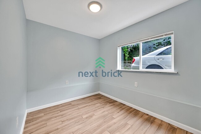 Building Photo - 4 BED & 2 BATH DUPLEX FOR RENT