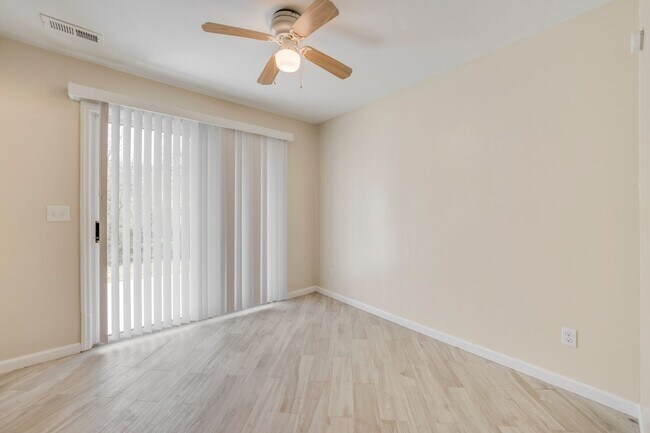 Building Photo - Available April! Convenient 2 BR/2.5BA Townhome