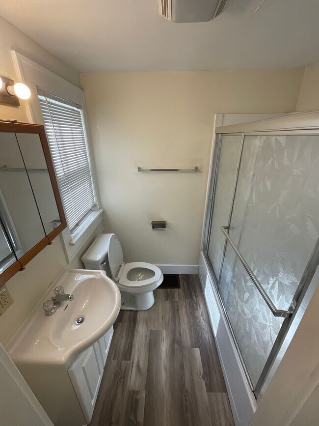 Building Photo - *2027* 4 Bed House!! Great Spot!!