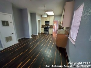 Building Photo - 1609 W Magnolia Ave