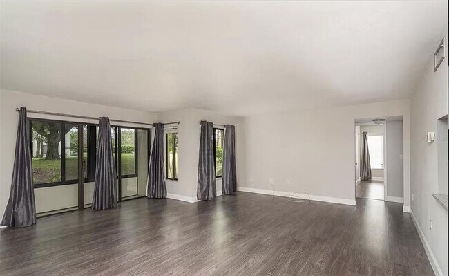 Building Photo - 2568 Pine Ridge Way S