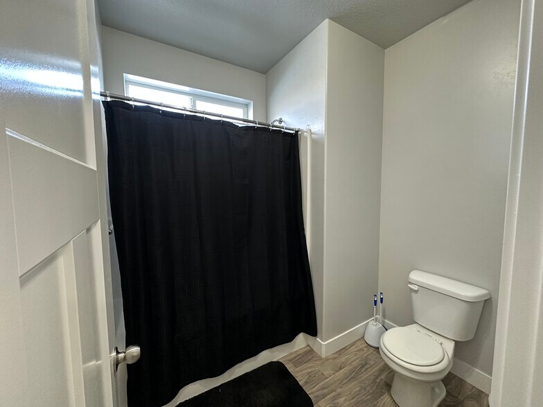 Master Bath - 14637 S McKellen Dr