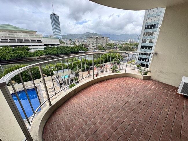 Building Photo - 2 bed, 2 bath, 1 parking condo in the hear...