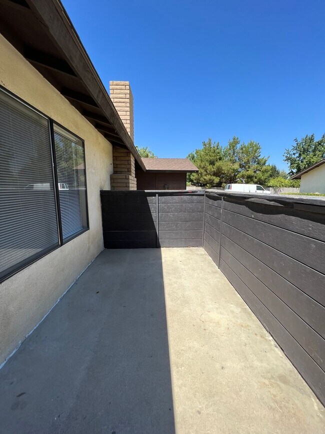 Building Photo - 7612 N Laurelglen Blvd