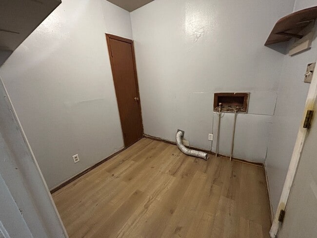 Building Photo - Large 3 bed 1 bath Home