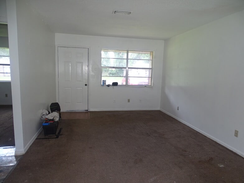 Building Photo - 123 SE Bracken Way
