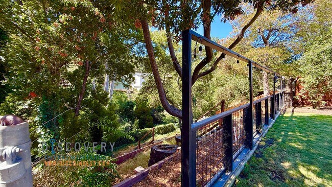 Building Photo - Stylish 3 Bedroom Retreat in the Oakland H...