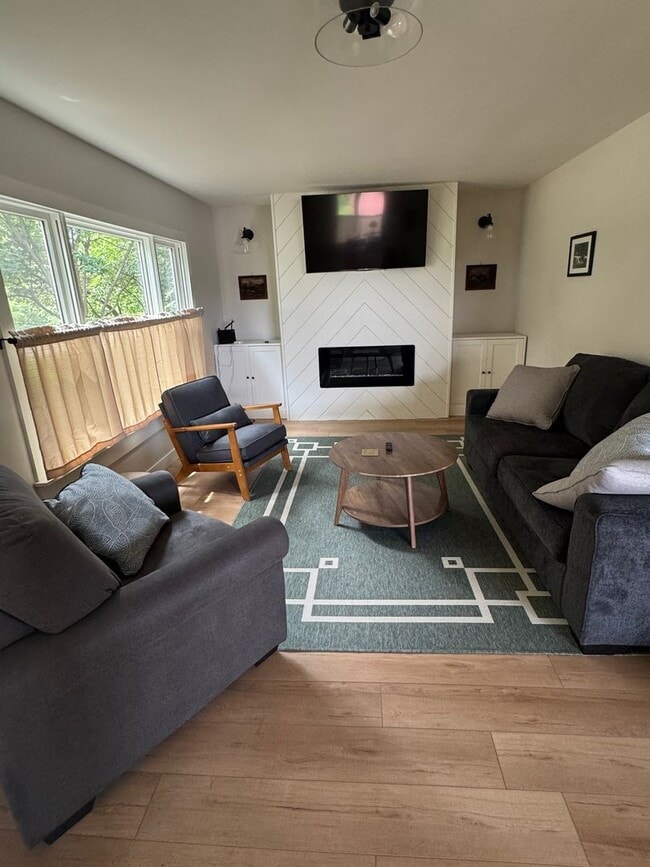 Building Photo - 4 Bedroom Updated Acreage