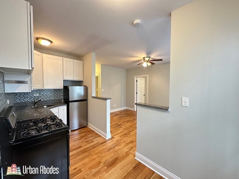 Building Photo - 523 W Melrose St